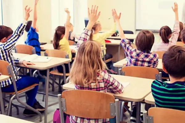 Bani de la Guvern pentru elevii și studenții care fac voluntariat