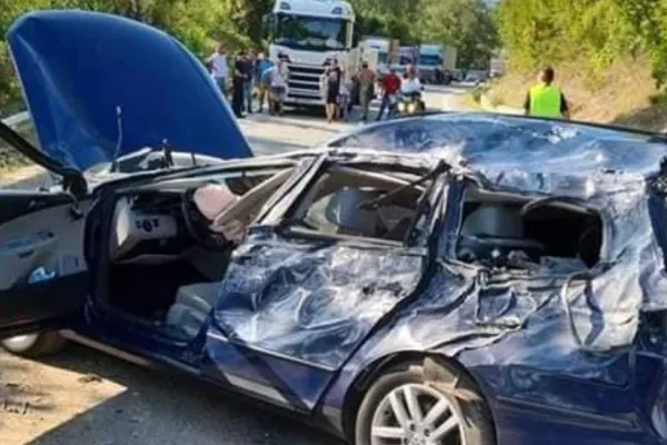 Accident îngrozitor, în Mehedinți - Un tânăr a murit după ce lemnele dintr-un TIR au căzut peste mașina în care se afla - FOTO