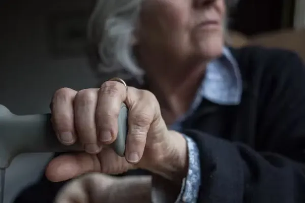 Guvernele lumii nu fac față scumpirilor, oamenii de rând se tem de facturile uriașe - Cum trăiesc pensionarii din alte țări din Europa