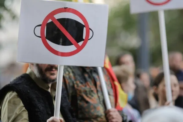 Protest la Ministerul Sănătății. Oamenii scandează împotriva restricțiilor anti-COVID
