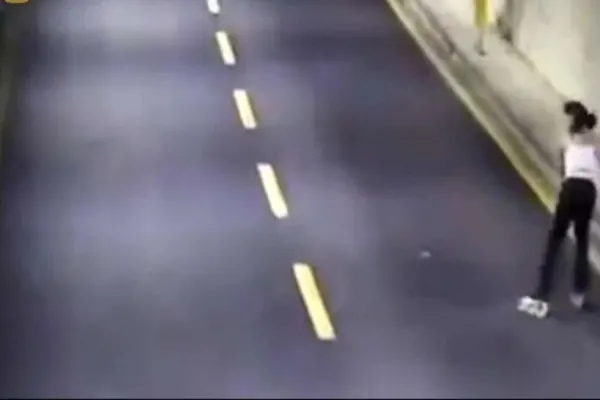 Femeie surprinsă de polițiști plimbându-se cu rolele pe autostradă - VIDEO
