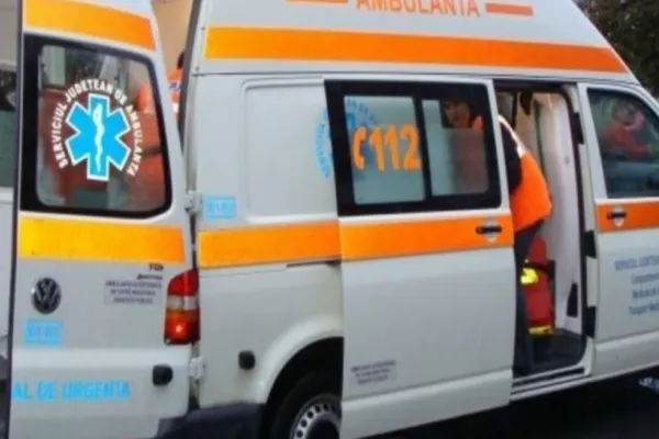 Adolescent în stare gravă la spital! Se uita în telefon și s-a accidentat de furca unui tractor