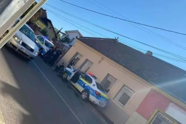 Mașină de poliție aflată în misiune, implicată într-un accident – 3 victime, dintre care 2 polițiști – FOTO