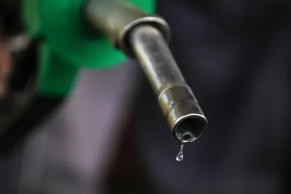 Primarul care fura benzina în timp ce ținea localnicii fără apă. Microbuzele școlare, consum mare de carburant și în pandemie