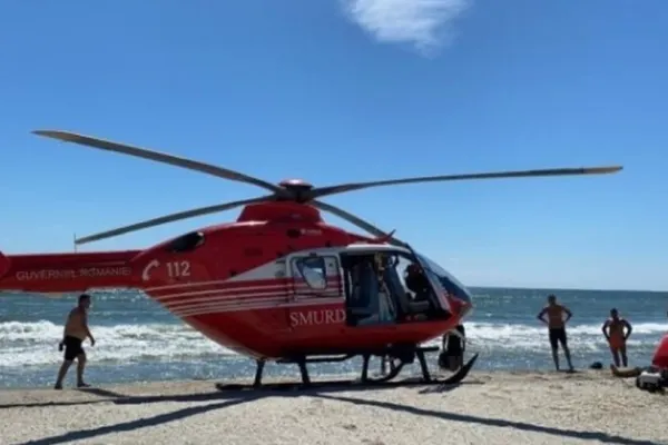 Accident grav pe plaja din Costineşti. Un turist s-a rănit încercând să sară de pe mal, luat cu elicopterul SMURD