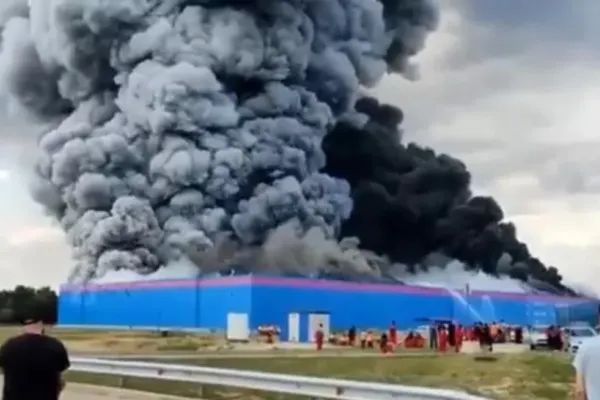 Incendiu de amploare la un depozit din Moscova. Fumul se vede din avion - VIDEO