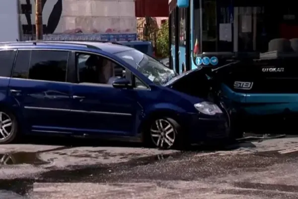 Accident grav în Capitală: 6 victime, între care 2 copii, după impactul dintre o mașină și un autobuz STB