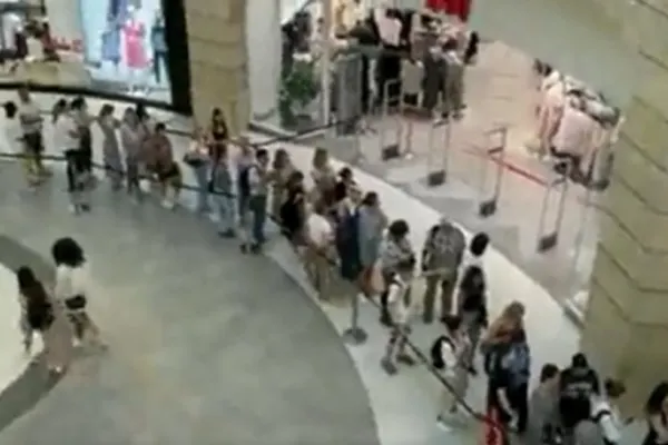 Cozi uriașe în mall-urile din Moscova, după ce un mare retailer a anunțat că se retrage definitiv de pe piață - VIDEO