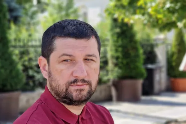 Cine este omul din spatele lui George Simion - afaceristul controversat care pompează bani grei în partidul AUR