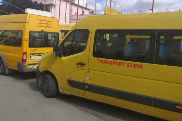 Elevii navetiști, abandonați pe marginea drumului, după rectificare - Guvernul a dat bani în plus pentru partide