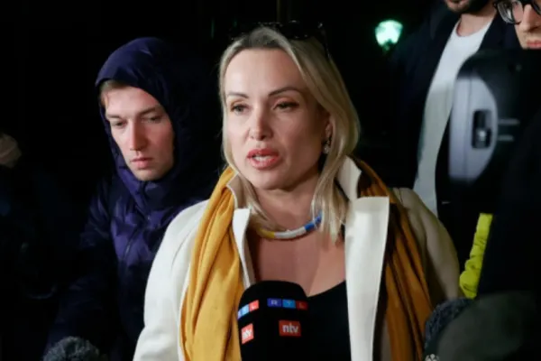 2 luni de AREST la domiciliu pentru jurnalista rusă care l-a sfidat pe PUTIN și a condamnat războiul din Ucraina