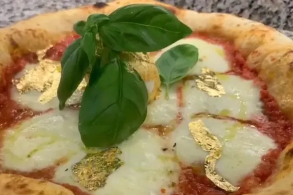 Prima pizza cu foiţă de aur în Italia, făcută de un român. Cât costă şi ce ingrediente conţine