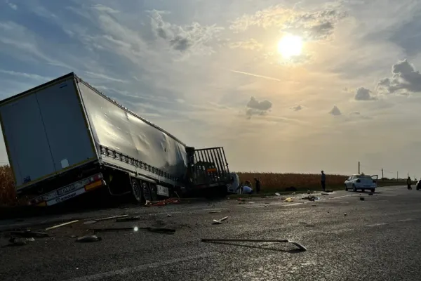 Accident între un TIR și o autoutilitară în Călărași. Un mort și 6 răniți - FOTO