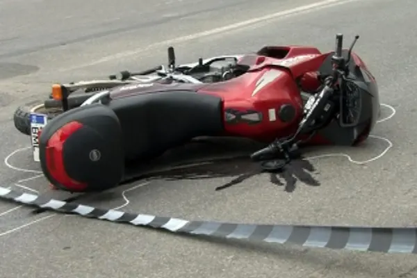 Accident îngrozitor, în Prahova - Un motociclist a rămas fără un picior, după coliziunea cu un TIR