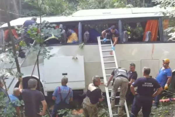 27 de persoane au murit în cel mai grav accident de pe o autostradă - Un autobuz s-a răsturnat