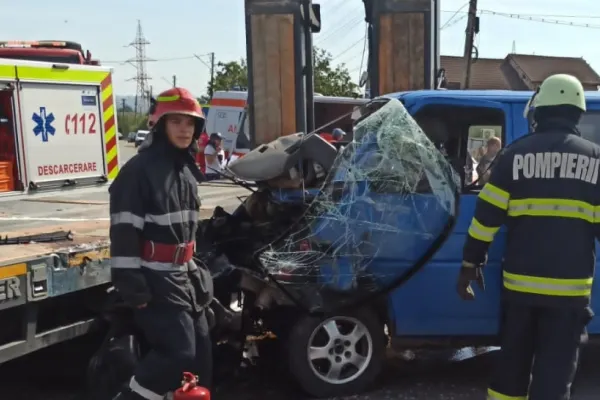 Bebeluș de 7 luni, doi copii și doi adulți, răniți într-un grav accident rutier -FOTO/VIDEO