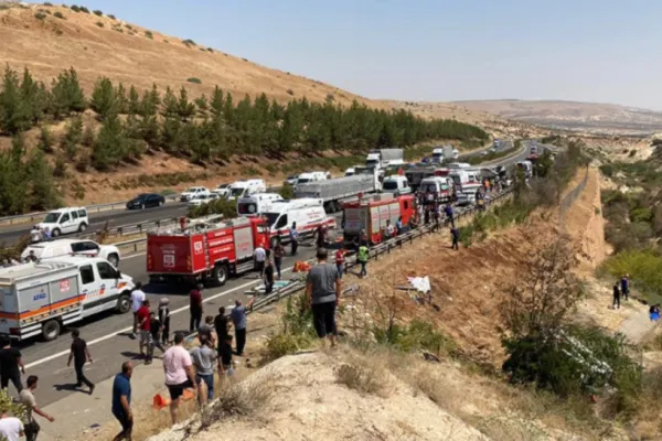 16 morți și 21 de răniți în urma unui accident rutier foarte grav - Printre cei morți se numără și doi jurnaliști cunoscuți