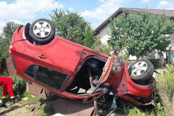 Accident spectaculos în Giurgiu - O mașină s-a înfipt în stâlpul unui gard - Șoferul și o pasageră au scăpat ca prin minune cu viață