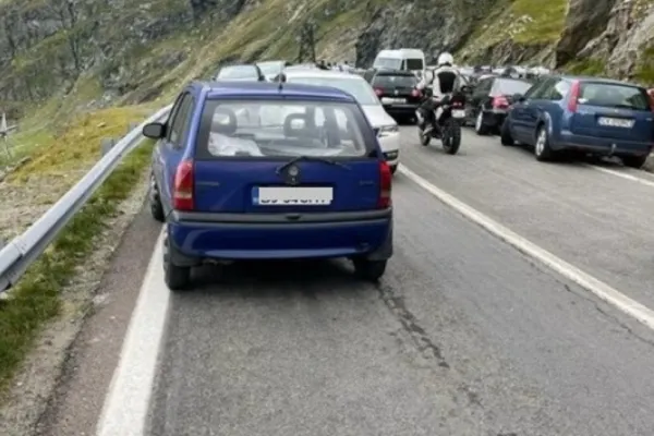 HAOS pe Transfăgărășan. Unii șoferi au blocat traficul, alții au vandalizat indicatoare rutiere 
