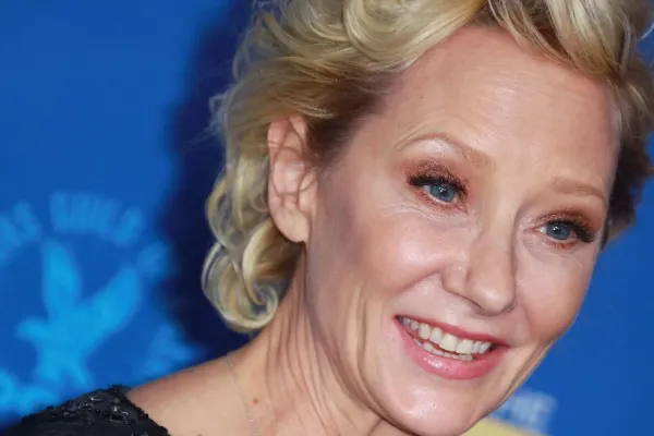 Actrița Anne Heche, declarata moartă, la o săptămână de la tragicul accident de mașină