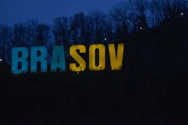 Solidaritate cu Ucraina - Parlamentul României, Tâmpa și Primăria Brașov, iluminate în albastru și galben timp de 2 zile