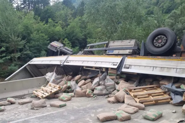 Accident cu 2 victime pe Defileul Jiului, după ce un TIR s-a răsturnat - Circulaţie blocată - FOTO