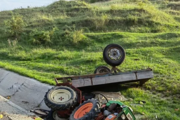 Accident MORTAL în Iași: 2 victime după ce un tractor s-a răsturnat pe marginea drumului - FOTO