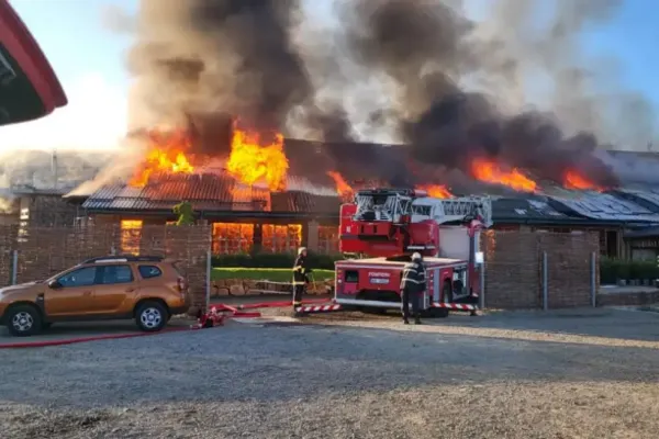 INCENDIU uriaș la un restaurant din Turda. Pompierii intervin cu 5 autospeciale și o autoscară