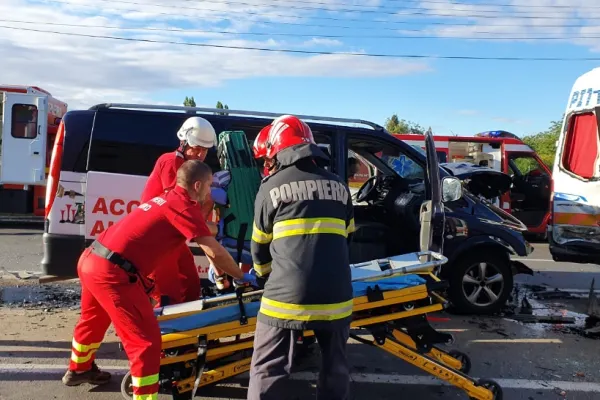 Accident cu 14 victime, la Arad! Impact puternic între un microbuz de transport persoane şi trei autoturisme - FOTO