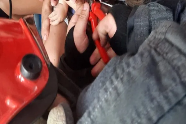 Accident casnic teribil: un copil de doar 3 ani și-a prins mâna într-un tocător electric