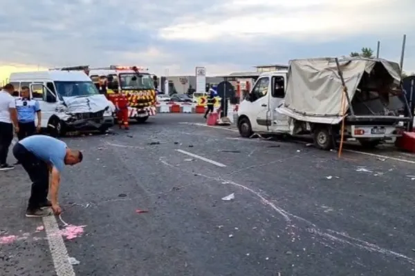 Accident cu 13 victime, la Lețcani! Impact puternic între o camionetă şi un microbuz