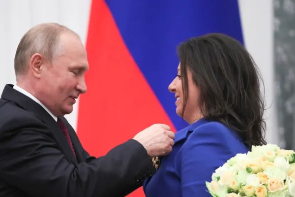 Propagandista decorată de Putin a scăpat porumbelul. Până la urmă, Rusia ar avea legătură cu mai multe tentative de asasinat