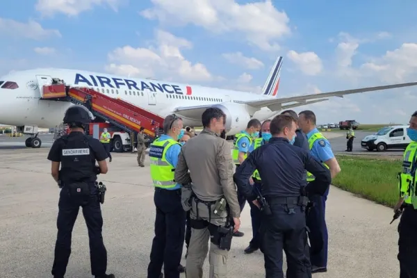 Un bărbat a fost împușcat mortal de polițiști, pe Aeroportul Charles de Gaulle - Paris