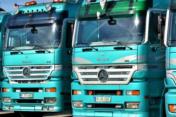Transportatorii români vor să angajeze șoferi ucraineni și cer autorităților recunoașterea documentelor eliberate de Ucraina