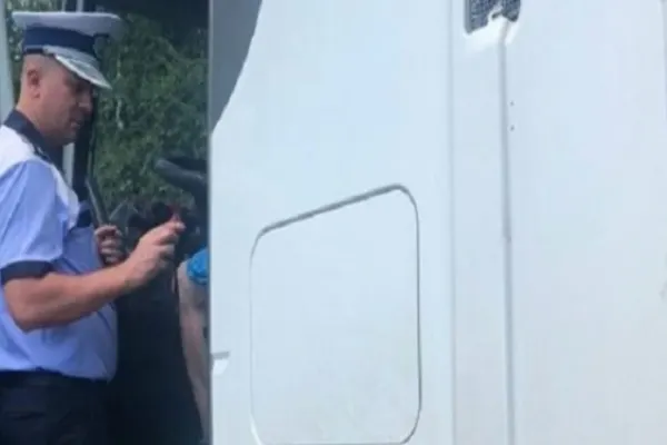 Tineri, surprinși în timp ce furau motorină din rezervorul unui TIR aflat în parcare