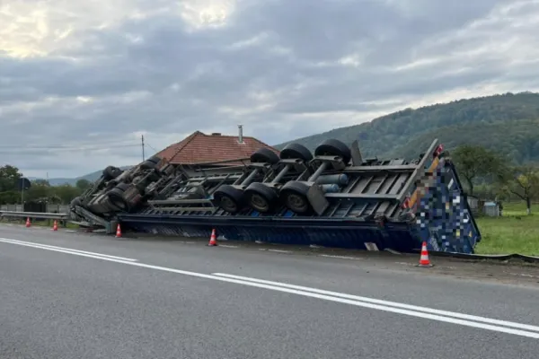Un autotren încărcat cu celuloză s-a răsturnat pe E60, între Cluj şi Oradea. Sunt înregistrate scurgeri de carburant