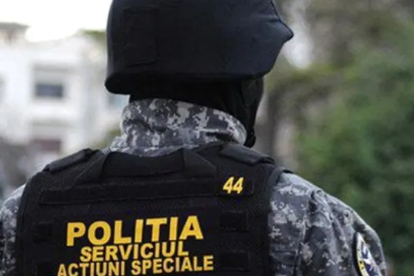 Un bărbat beat a a sunat la 112 și a amenințat că se sinucide cu o armă de foc: ce au găsit polițiștii în locuința acestuia