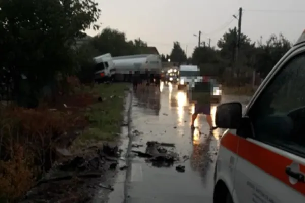 Accident între o cisternă şi o mașină, în Giurgiu. Două persoane au fost transportate la spital - FOTO