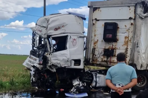 Accident grav între două TIR-uri și un autoturism: Unul dintre autotrenuri transporta 6 tone de substanţe periculoase