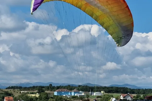 ANCHETĂ coordonată de Parchet după accidentul de pe aerodromul Măgura Sibiu - În ce stare e femeia din Serbia, căzută cu parapanta de la 8 metri