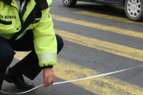 Accident violent pe trecerea de pietoni, în Ploiești - O tânără de 18 ani, dusă de urgență la spital