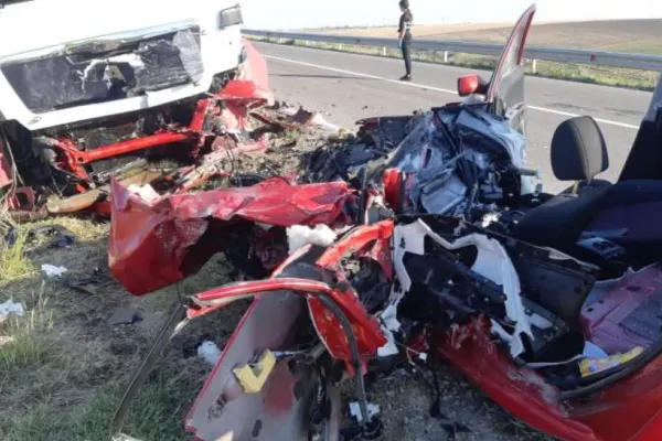 Accident între o mașină și un TIR, în Galați. O femeie a murit pe loc în urma impactului fatal - FOTO