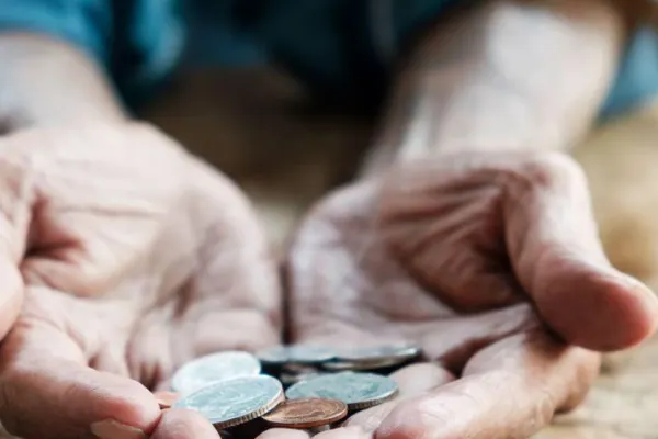 Românii cer salarii și pensii mai mari, UMILIȚI de stat - Creșterea salariilor primarilor, criticată de toată lumea