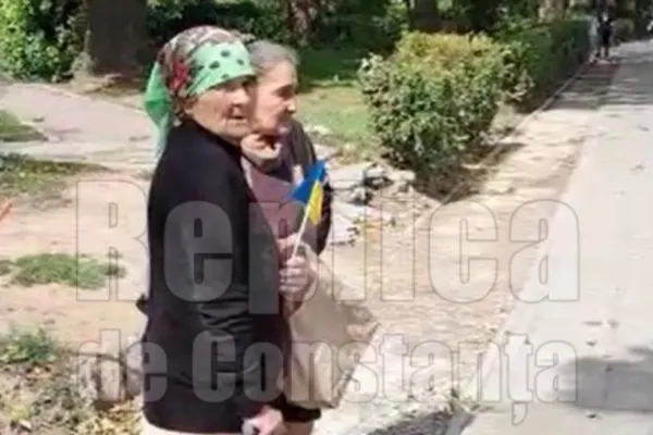 Două bătrâne, refugiate din Ucraina, cântă pe stradă din Constanța pentru o bucată de pâine - VIDEO