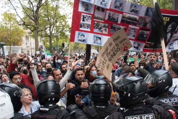Ciocniri violente la Paris și Londra între manifestanți și polițiști - Proteste împotriva acțiunilor din Iran - VIDEO