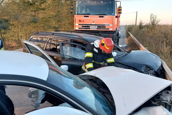 Accident grav în Dâmboviţa. Şase persoane, duse de urgență la spital după un impact violent