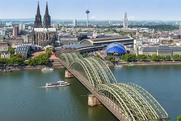Război Ucraina. Aproximativ 2000 de oameni, vorbitori de limbă rusă, au protestat la Koln, în Germania, față de sancțiunile impuse Moscovei