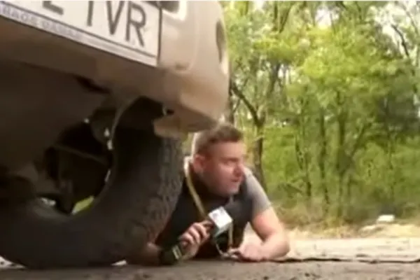 Jurnaliști români, prinși într-un schimb de focuri în Ucraina! Momente TERIFIANTE: militarii au strigat să arunce pe burtă - VIDEO