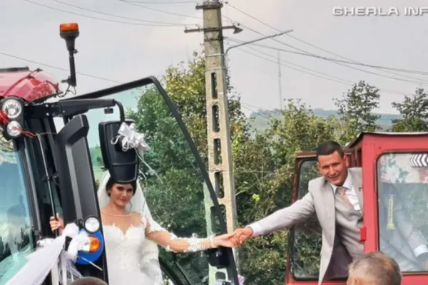 Un tractor, ales de doi miri ca mijloc de transport pentru a merge la biserică și restaurant - MOMENT INEDIT - VIDEO