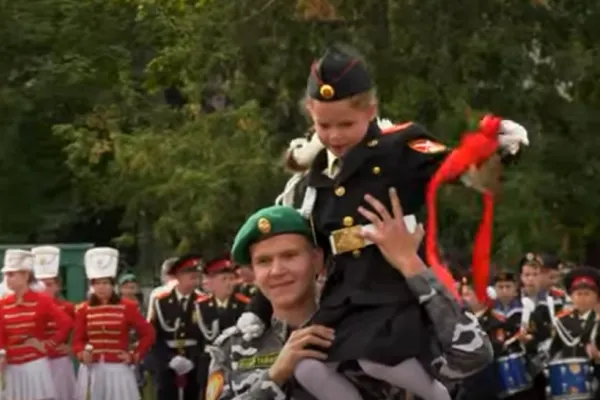 Începerea anului școlar din Rusia: copii cu buchete de flori în mână pe care scrie litera Z. IMAGINI HALUCINANTE - VIDEO
